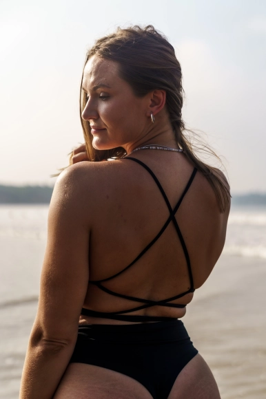 top krzyżowany na plecach