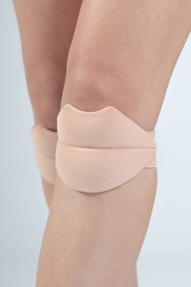 queen-lips-knee-pads-nude-latte-for-dancing-2.jpg